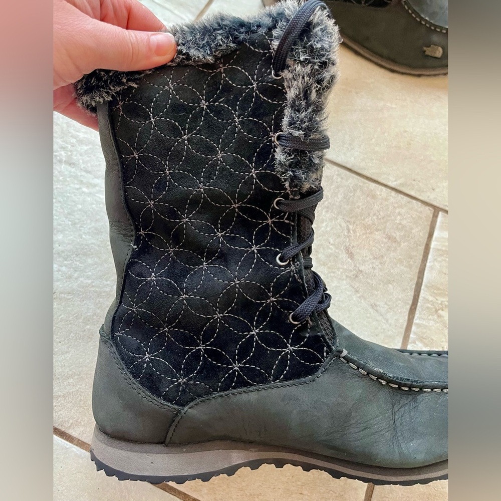 North Face Allure sz 7 insulated winter boots.  Black with “fur” trim. VGUC - Picture 5 of 9